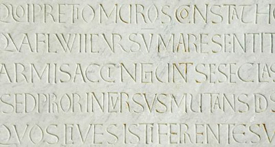 detail van een inscriptie aan de westgevel van de dom van Pisa uit het eerste kwart van de twaalfde eeuw